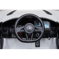 Elektromos utazás McLaren 720S fehér színű