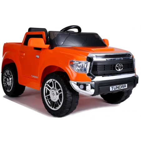 Narancssárgára festett elektromos ráhajtható autó Toyota Tundra