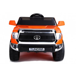 Narancssárgára festett elektromos ráhajtható autó Toyota Tundra