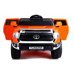 Narancssárgára festett elektromos ráhajtható autó Toyota Tundra