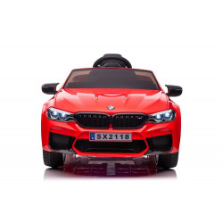 Elektromos utazás BMW M5 pirosra festve