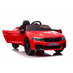 Elektromos utazás BMW M5 pirosra festve
