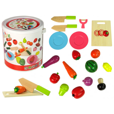 Egy sor fából vágott gyümölcsöt és zöldséget egy mágnesen