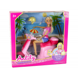 Anlily baba egy rózsaszín Scooter szőke hajsisakon