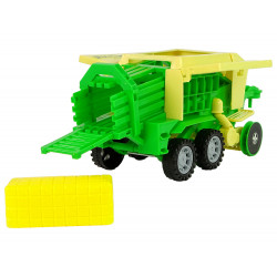 Zöld traktor bálázó dörzshajtással